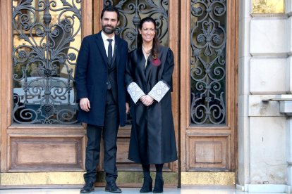 Imagen general del presidente del Parlament, Roger Torrent, y la decana del ICAB, Maria Eugènia Gay, antes de iniciarse el acto.