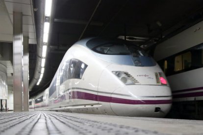 Pla general d'un AVE que marxa cap a Madrid des de l'estació de Sants de Barcelona.