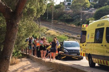 Un cotxe desfrenat ha atropellat a tres persones a l'entrada de Cala Romana.