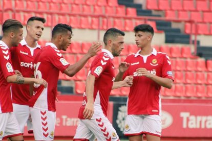 Los jugadores del Nàstic celebran uno de los goles contra el Ascó.