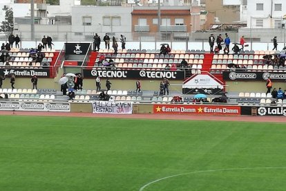 Pancarta dels aficionats del Reus reclamant la venta de l'Estadi Municipal