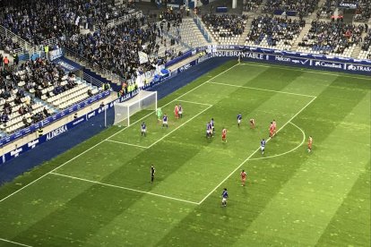 Els Nàstic, busca el gol des de la cantonada.