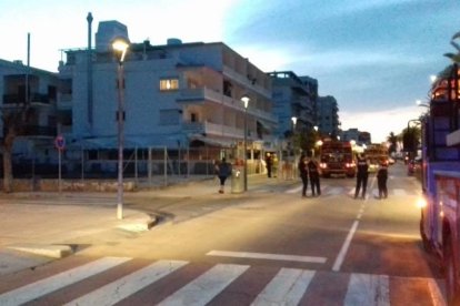 La Policia Local ha evacuat de forma preventiva les persones que viuen a l'edifici número 277 del Passeig Marítim.