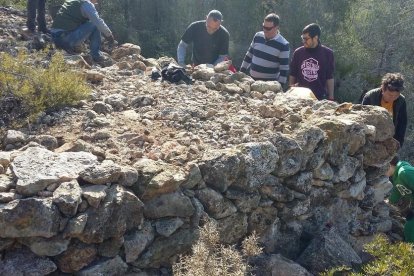 Imatge de les persones reconstruint les calaixeres aquest matí