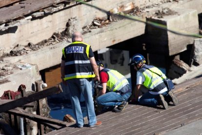 La policía científica inspecciona la zona del passeig marítim després de l'accident.