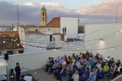 El 'Dúo Frassegio' en un terrado de la calle del viento.