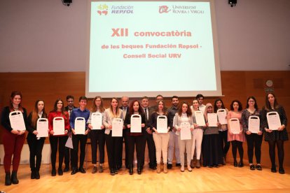 Imagen de los ganadores de la beca durante la entrega, que se hizo ayer al Rectorado de la URV.