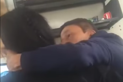 Captura del vídeo en el momento en el cual el profesor intenta dar un beso a la alumna.