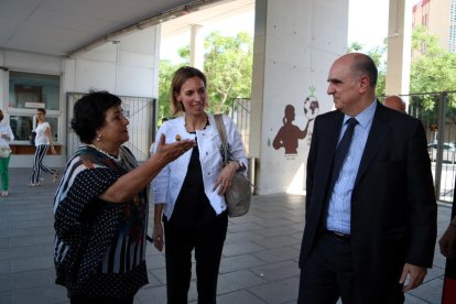 La rectora de la URV, Maria José Figueras; la consellera de Empresa, Maria Àngels Chacón y del nuevo secretario de Universidades e Investigación , Francesc Xavier Grau en la entrada del Campus Catalunya