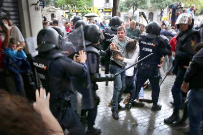 Les imatges de les càrregues policials van fer la volta al món.