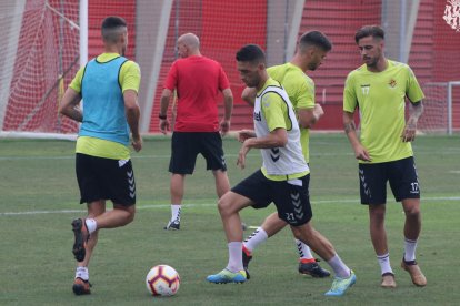 Jugadors del Nàstic entrenen a l'annex del Nou Estadi.