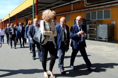 Los directivos de Bic Graphic y las autoridades visitan las nuevas instalaciones de la fábrica de Tarragona.