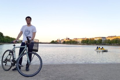 El tarraconense Martí Corbera muestra el método de transporte que más utiliza.