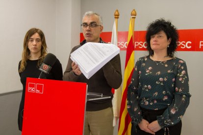 El PSC demana el cessament de la regidora d'Ensenyament.