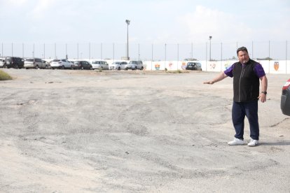 El presidente del club de fútbol la Floresta, Pablo Pedro González, en el parking que ha arreglado con sus propias manos.