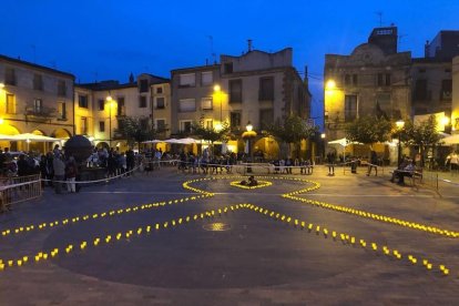 Un gran llaç groc va presidir la Plaça Major de Prades.