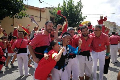 E presentador Miyagawa Daisuke celebrant junt a altres castellers que havia aconseguit el seu repte: fer de segon en un pilar de quatre.