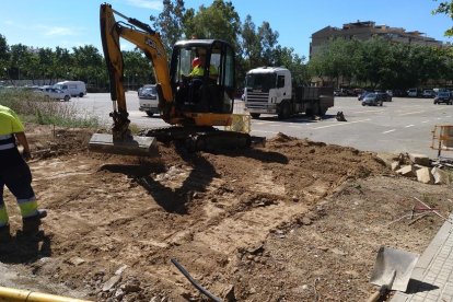 La empresa APARCAM está construyendo una nueva rampa de acceso al aparcamiento por la calle Tramuntana.