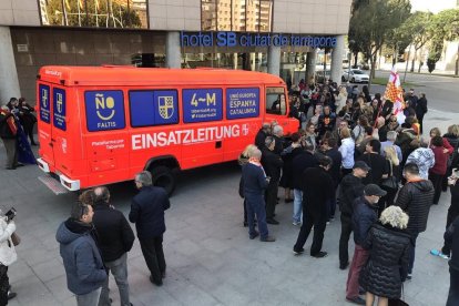 Un grup de persones s'acosta a la furgoneta de Plataforma per Tabarnia.