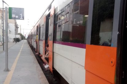 Imagen del tren de la línea R16 parado en la estación de Cambrils.