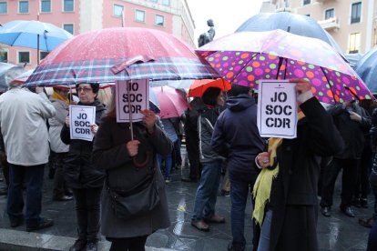 Imatge de la concentració celebrada avui a la tarda a l'Estàtua dels Despullats, a la rambla Nova de Tarragona.