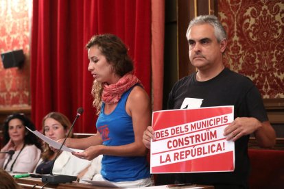 Els regidors de la CUP Laia Estrada i Jordi Martí, durant una sessió del ple tarragoní.