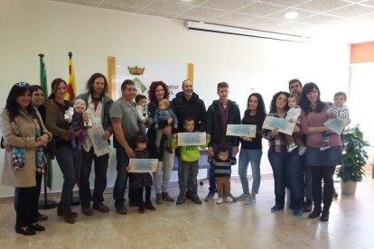 Acto de entrega de los cheques bebé que se hizo en 2017 a los niños y niñas nacidos en l'Albiol en 2016