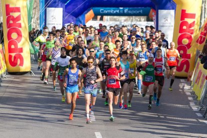 Un instant de la sortida de la Mitja Marató de Cambrils.