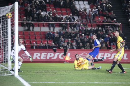 Moment en què Álvaro Vázquez anota el gol contra el Reus