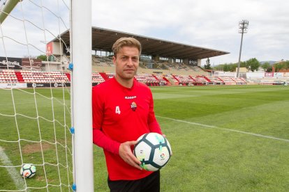 Jesús Olmo, en el Estadi Municipal. El capitán del CF Reus considera que en esta segunda temporada en el fútbol profesional se ha sentido mucho mejor.