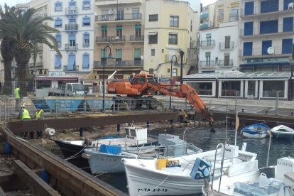 Limpieza del fondo marino en el Puerto de la Cala.