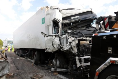 Imatge d'un dels camions implicats en l'accident a l'A-2, a Ribera d'Ondara.