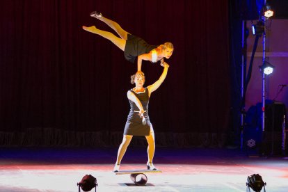 Durante el espectáculo inaugural se pudo disfrutar de la puesta en escena de algunos de los artistas que actuarán en Reus durante el Trapezi.