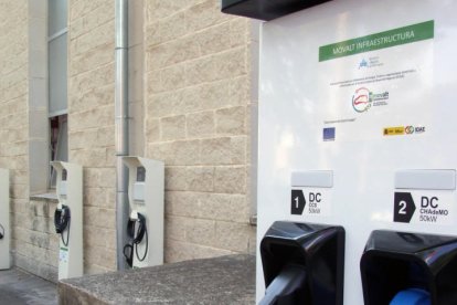 Imagen de los cargadores para vehículos eléctricos instalados en el Consorci d'Aigües de Tarragona.