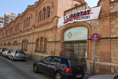 La fachada del Consejo Comarcal del Baix Camp, este domingo 25 de febrero, con la pancarta instalada.