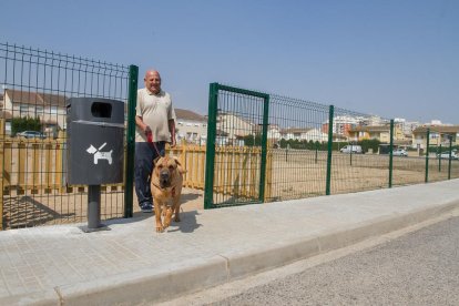 La ciudad cuenta con varios parques de recreo para mascotas.