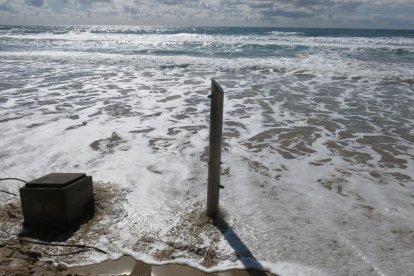 El agua dle mar ha llegado hasta las zonas de las duchas.