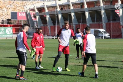 Algunos jugadores del Nàstic, durante un entrenamiento.