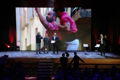 El casteller de la Vella César Torrijos rep el reconeixement en la Nit de Castells com la Imatge de la Temporada