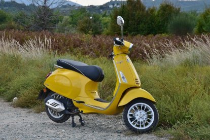 Una Vespa Scooter.