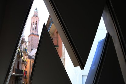 Plano medio desde el interior del Museu Casteller con el campanario vallense en último término.