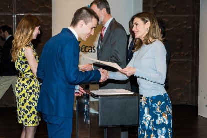 La reina Leticia le entrega hace la entrega de becas entregadas ayer a CaixaForum Madrid por|para sus Majestad los Reyes.