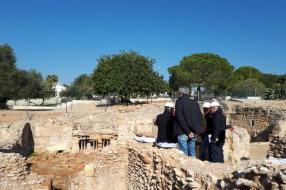 Plano general de la villa romana de los Munts, en Altafulla, y de un grupo de expertos visitante el espacio, donde se preserva uno de los conjuntos de baños privados más importantes de Cataluña.