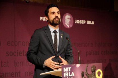 El presidente del Parlament, Roger Torrent, interviniendo a la entrega de los premios de la Fundación Josep Irla.