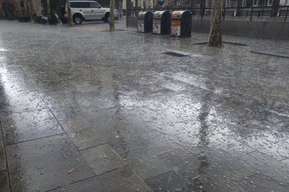 La tempesta, que durat uns minuts, ha tenyit els carrers de blanc.