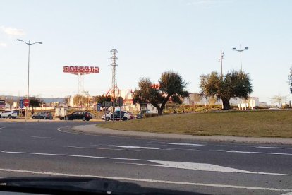 Imatge de la topada entre dos vehicles a la rotonda de Campclar a la T-11.