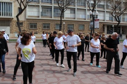 Una cincuentena de personas se han unido a la actividad.