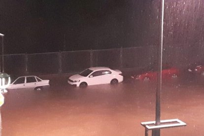 Una calle del barrio de Sant Pere i Sant Pau, inundada por la lluvia.