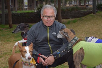 El Rafa Ardevol amb la gossa Nur en primer pla i els seus altres animals adoptats.