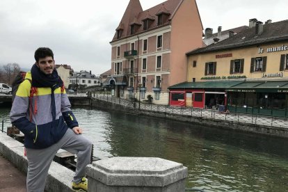 Lluís Pitarch en un llac d'un municipi proper a Aix-les-Bains (Savoia), a França.